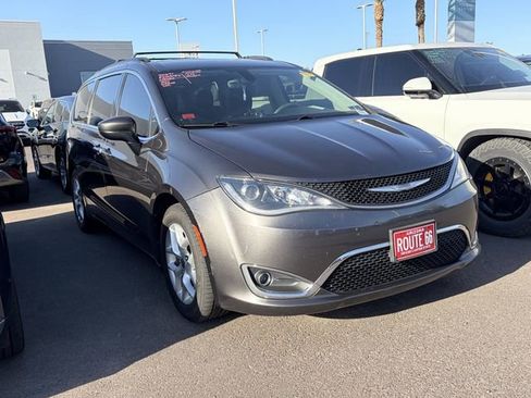 Used 2017 Chrysler Pacifica Touring Plus w/ Tire & Wheel Group FWD image 3
