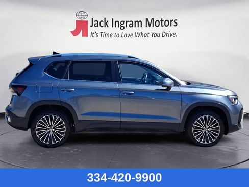 Used 2025 Volkswagen Taos SE w/ Panoramic Sunroof Package image 6