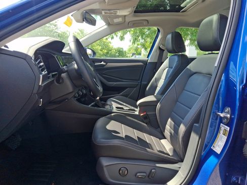 Certified 2023 Volkswagen Jetta SE w/ Panoramic Sunroof Package FWD image 14