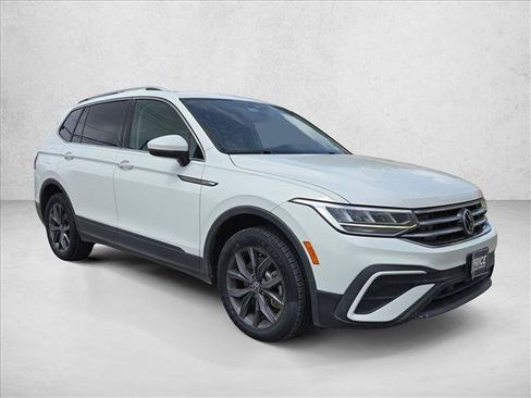 Used 2022 Volkswagen Tiguan SE w/ Panoramic Sunroof Package FWD image 3