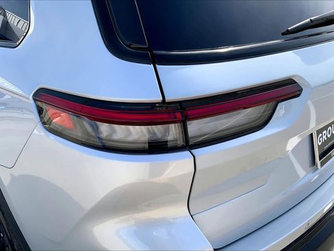 Used 2023 Jeep Grand Cherokee L Laredo image 28