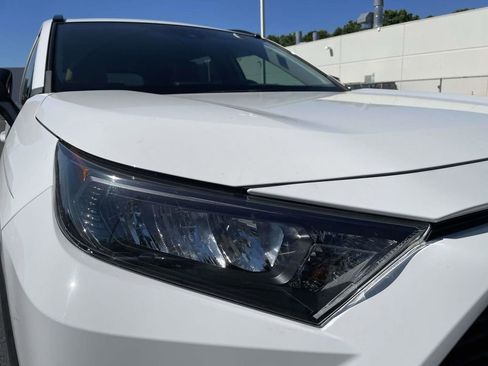 Used 2021 Toyota RAV4 LE FWD image 5