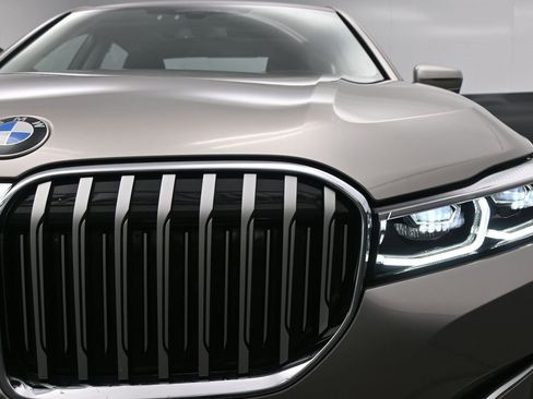 Used 2021 BMW 740i xDrive w/ Premium Package image 18