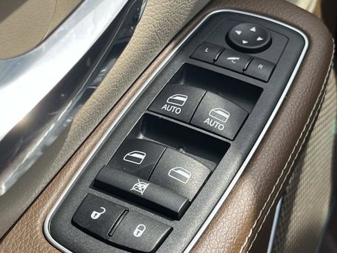 Used 2022 RAM 1500 Laramie AWD/4WD image 32