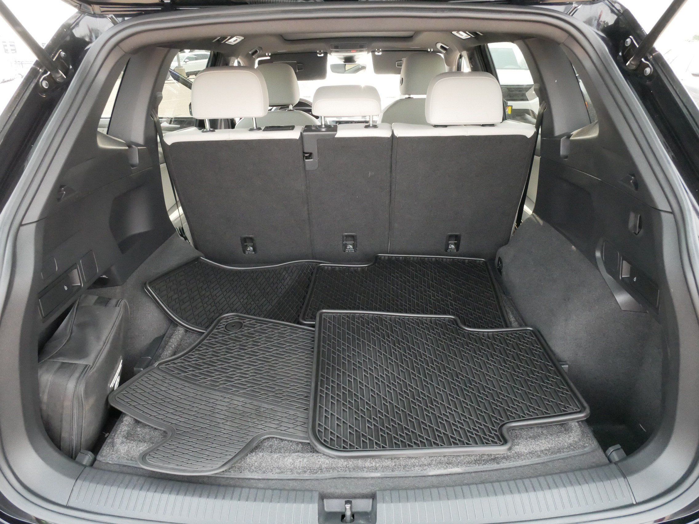Certified 2023 Volkswagen Tiguan SE R-Line AWD/4WD image 18