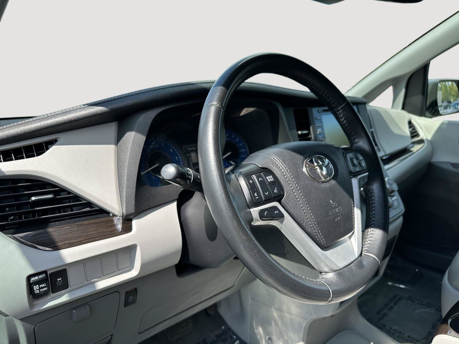 Used 2020 Toyota Sienna XLE FWD image 11
