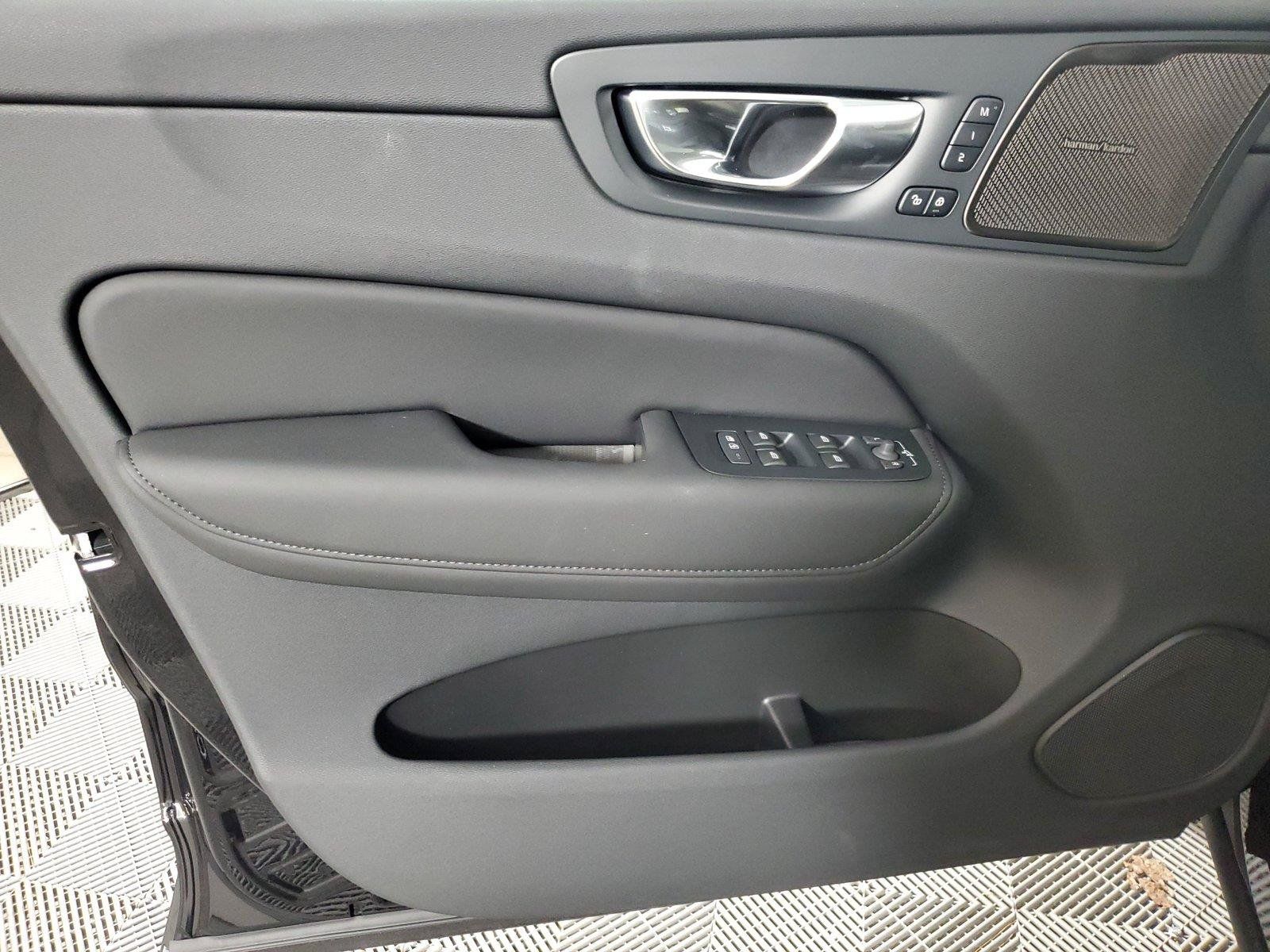 Used 2027 Volvo XC60 B5 Ultra AWD/4WD image 19