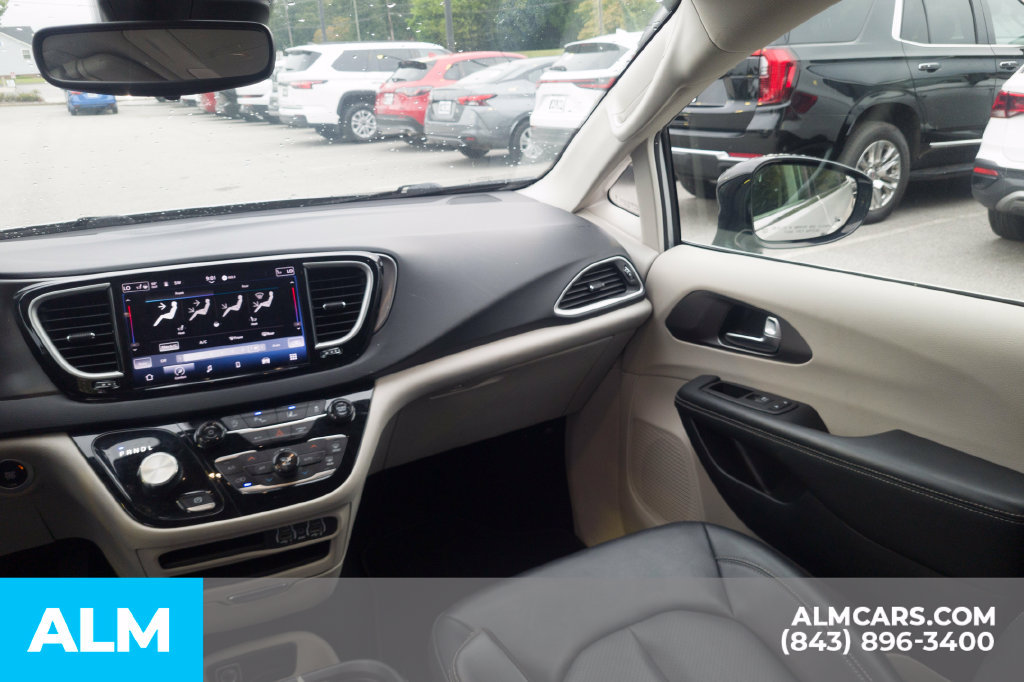 Used 2024 Chrysler Pacifica Touring-L FWD image 18
