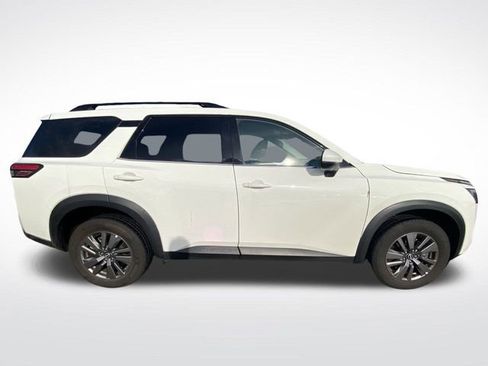Used 2024 Nissan Pathfinder SV image 11