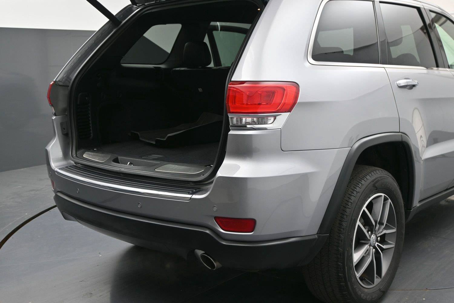 Used 2018 Jeep Grand Cherokee Limited AWD/4WD image 12