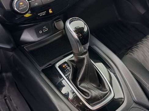 Used 2018 Nissan Rogue SV w/ Premium Package image 19