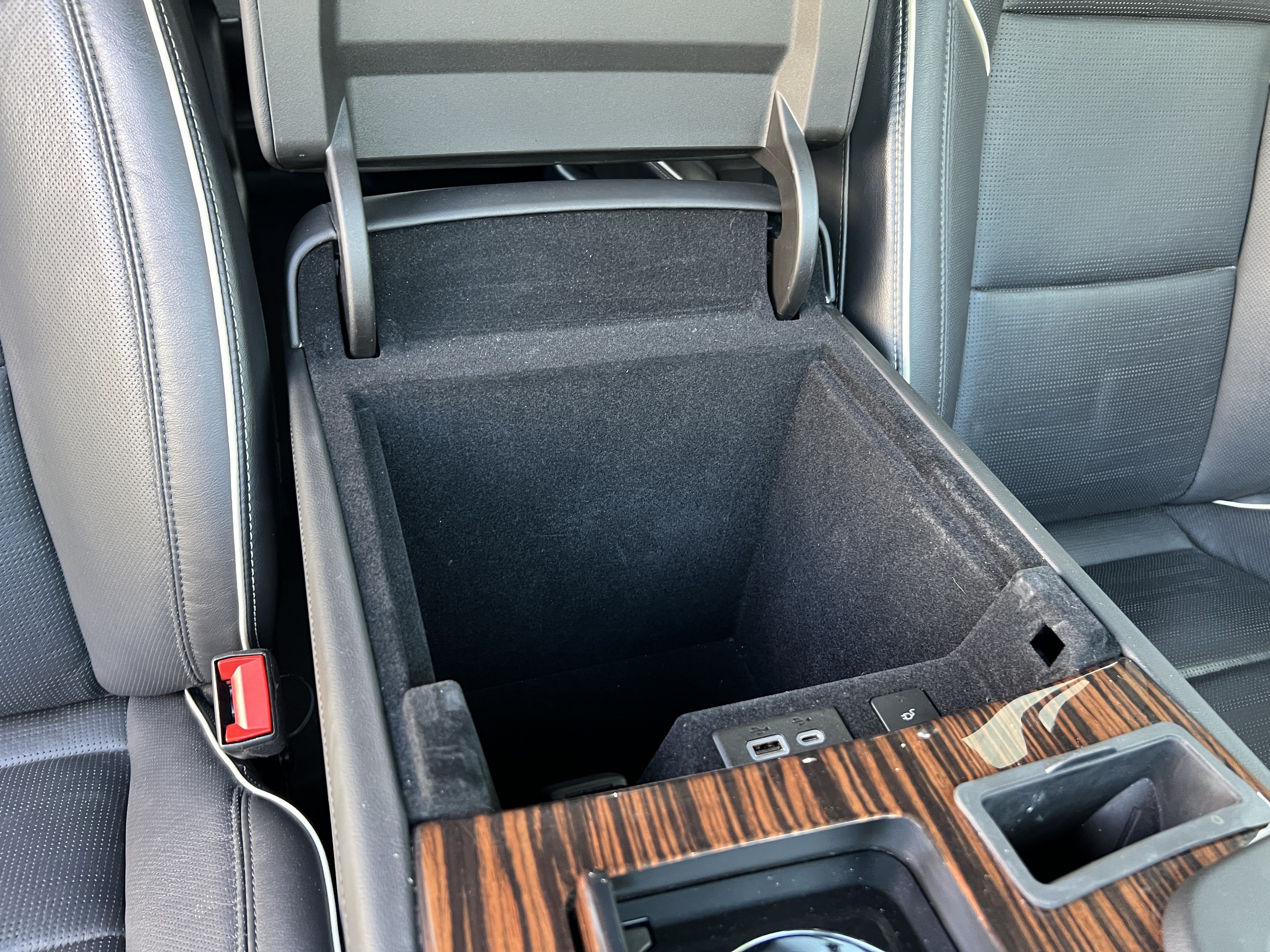 Used 2021 Cadillac Escalade Premium Luxury AWD/4WD image 28