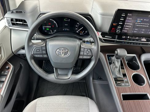Used 2024 Toyota Sienna LE AWD/4WD image 13