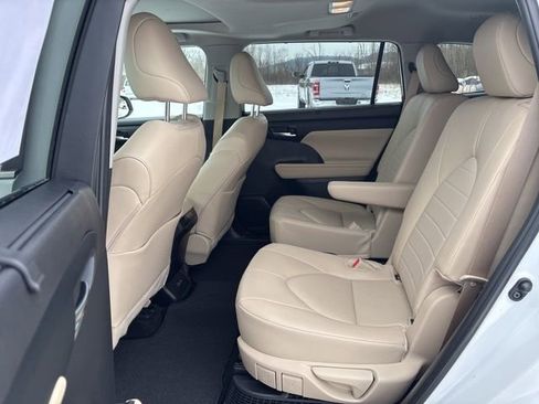 Used 2024 Toyota Highlander XLE image 22