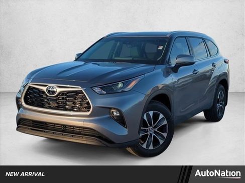 Certified 2026 Toyota Highlander XLE image 1