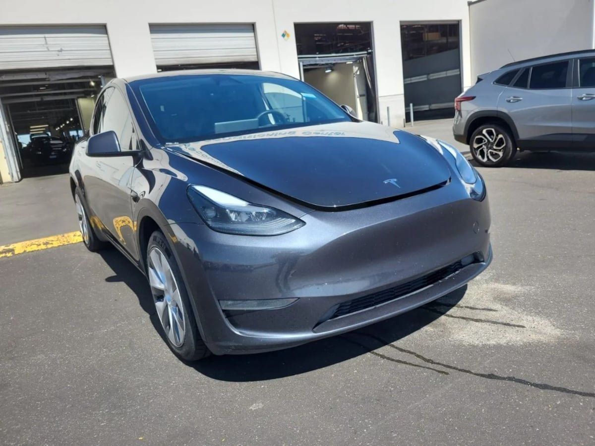 Used 2024 Tesla Model Y Long Range AWD/4WD image 3