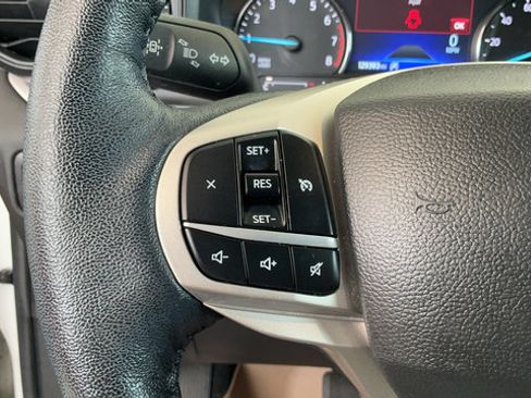 Used 2022 Ford Explorer XLT AWD/4WD image 11
