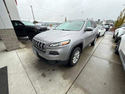 Used 2018 Jeep Cherokee Latitude Plus w/ Comfort/Convenience Group AWD/4WD image 1