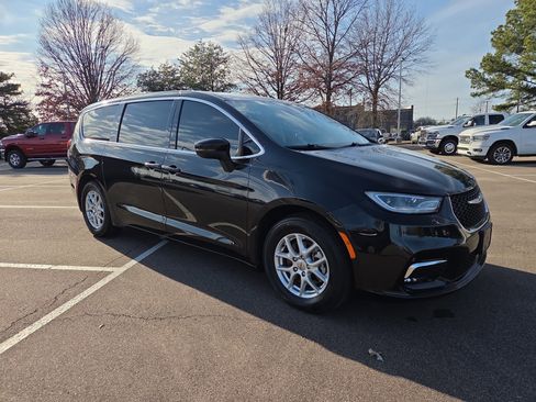 Certified 2023 Chrysler Pacifica Touring-L FWD image 7