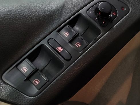 Used 2015 Volkswagen Tiguan SE image 27