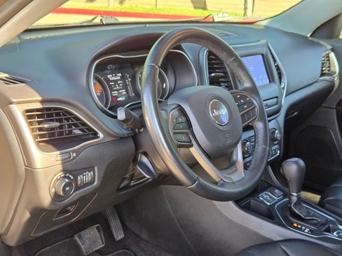 Used 2019 Jeep Cherokee Latitude Plus FWD image 12