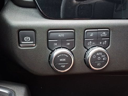 Used 2025 GMC Sierra 1500 SLT AWD/4WD image 25