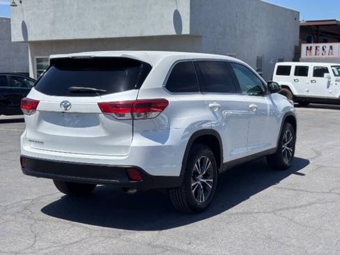 Used 2019 Toyota Highlander LE FWD image 3