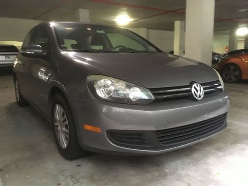 Used 2010 Volkswagen Golf 2-Door FWD image 4