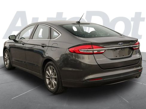 Used 2017 Ford Fusion SE w/ Fusion SE Technology Package image 2