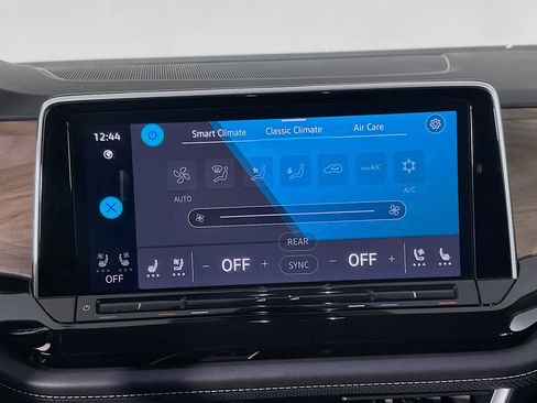 Used 2025 Volkswagen Atlas SE image 24