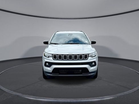 Used 2025 Jeep Compass Latitude image 3