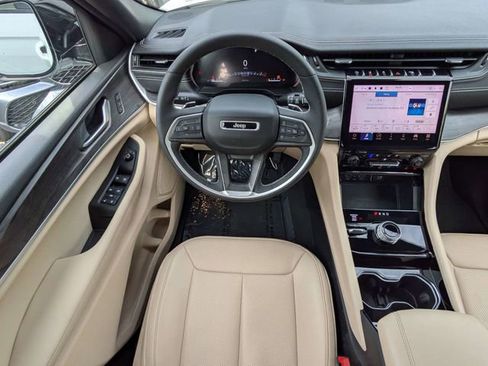Used 2023 Jeep Grand Cherokee Limited w/ Luxury Tech Group II AWD/4WD image 16