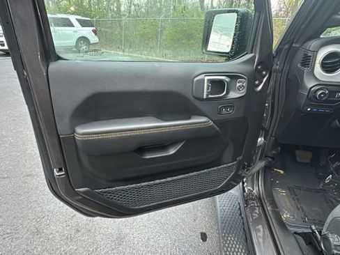 Used 2025 Jeep Wrangler Unlimited Sahara image 11