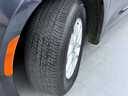 Used 2021 Chrysler Pacifica Touring-L FWD image 21