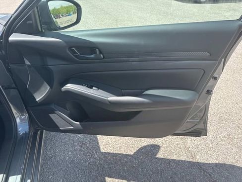 Used 2025 Nissan Altima 2.5 S FWD image 29