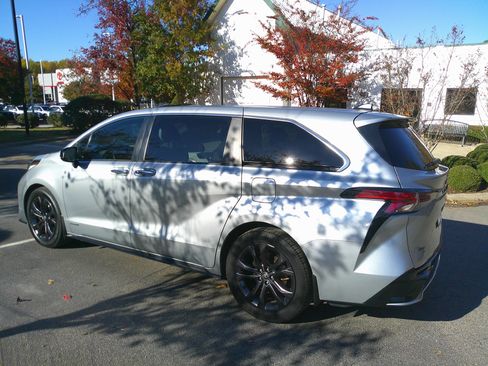 Used 2021 Toyota Sienna XSE image 9