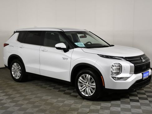 Used 2024 Mitsubishi Outlander ES AWD/4WD image 4