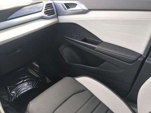 New 2025 Volkswagen Taos SEL image 15