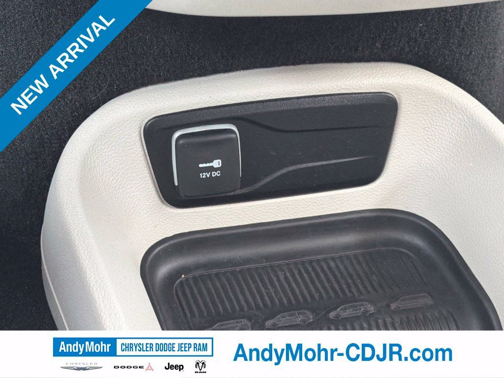 Used 2024 Chrysler Pacifica Touring-L FWD image 38