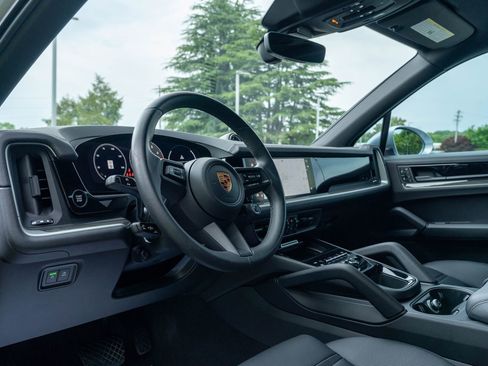 Certified 2024 Porsche Cayenne AWD/4WD image 4