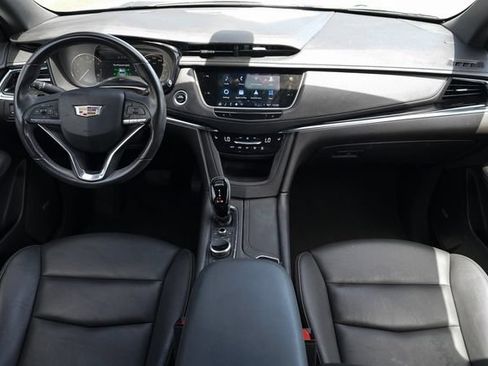 Used 2023 Cadillac XT6 Luxury FWD image 2