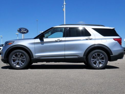 Used 2022 Ford Explorer XLT w/ Equipment Group 202A AWD/4WD image 8