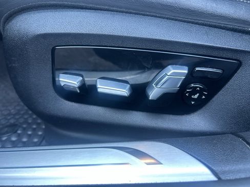 Used 2022 BMW 740i xDrive w/ Premium Package image 28