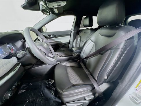 Used 2024 Jeep Compass Latitude image 19