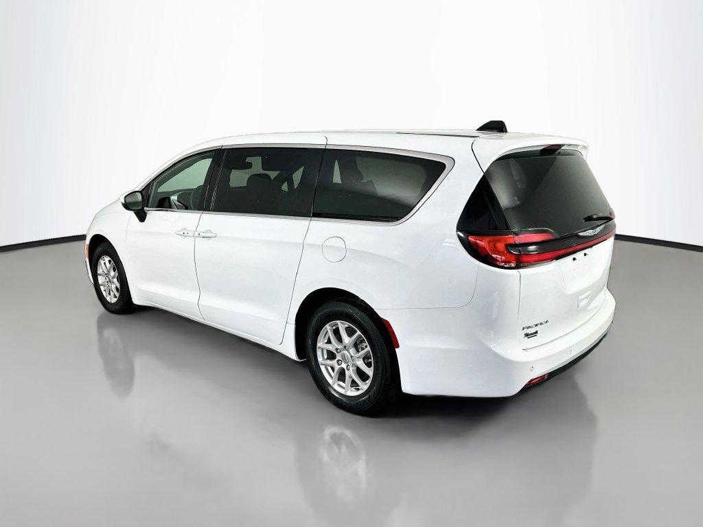Used 2023 Chrysler Pacifica Touring FWD image 5
