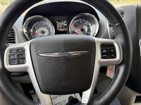 Used 2015 Chrysler Town & Country Touring-L w/ Driver Convenience Group FWD image 26