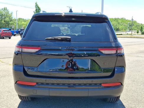 Used 2022 Jeep Grand Cherokee Altitude AWD/4WD image 24