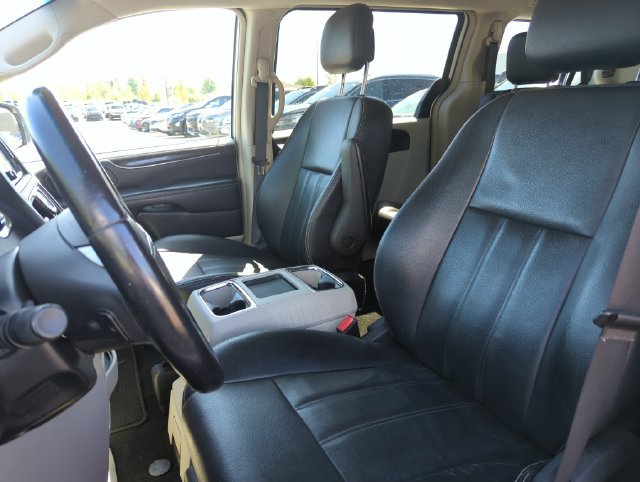 Used 2016 Chrysler Town & Country Touring w/ Driver Convenience Group FWD image 28
