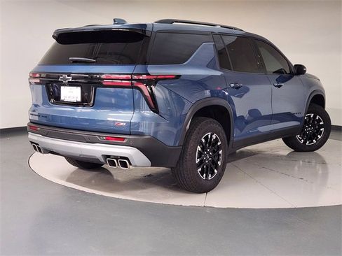 Used 2024 Chevrolet Traverse Z71 image 2