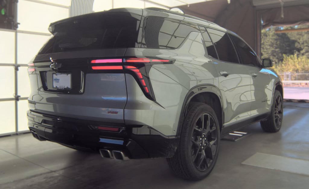 Used 2024 Chevrolet Traverse RS FWD image 2